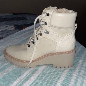 Worn once in very good conditions almost like new